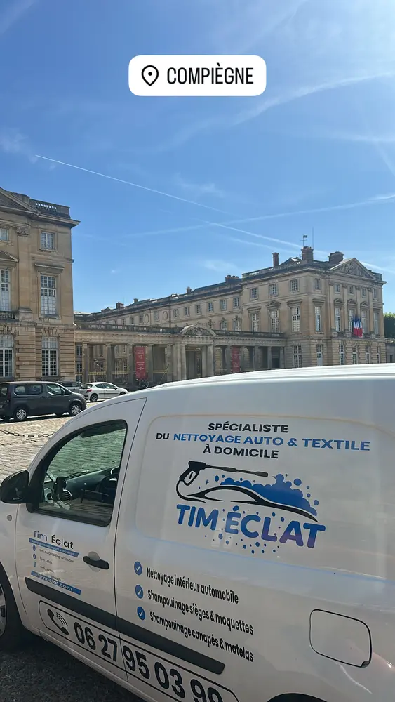 Camionnette Tim Éclat devant le château de Compiègne